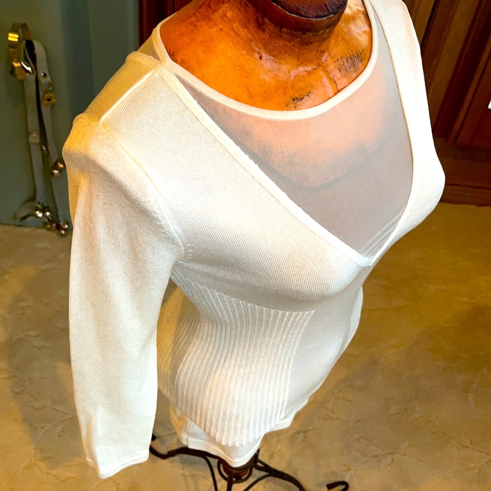 Cache pullover V-neck sweater sheer v neck  front and back intricate stitching